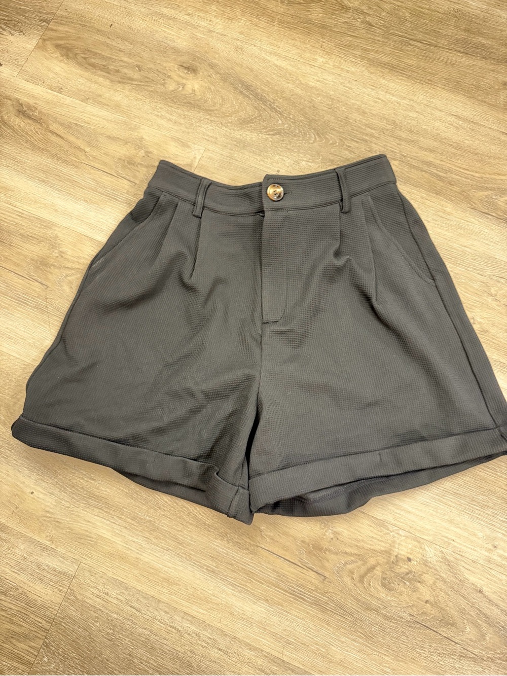 Halara Mini Waffle Pleated Shorts Women’s Medium Black High Waisted Cuffed 0413